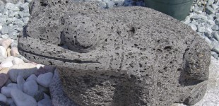 火山岩カエルの置物